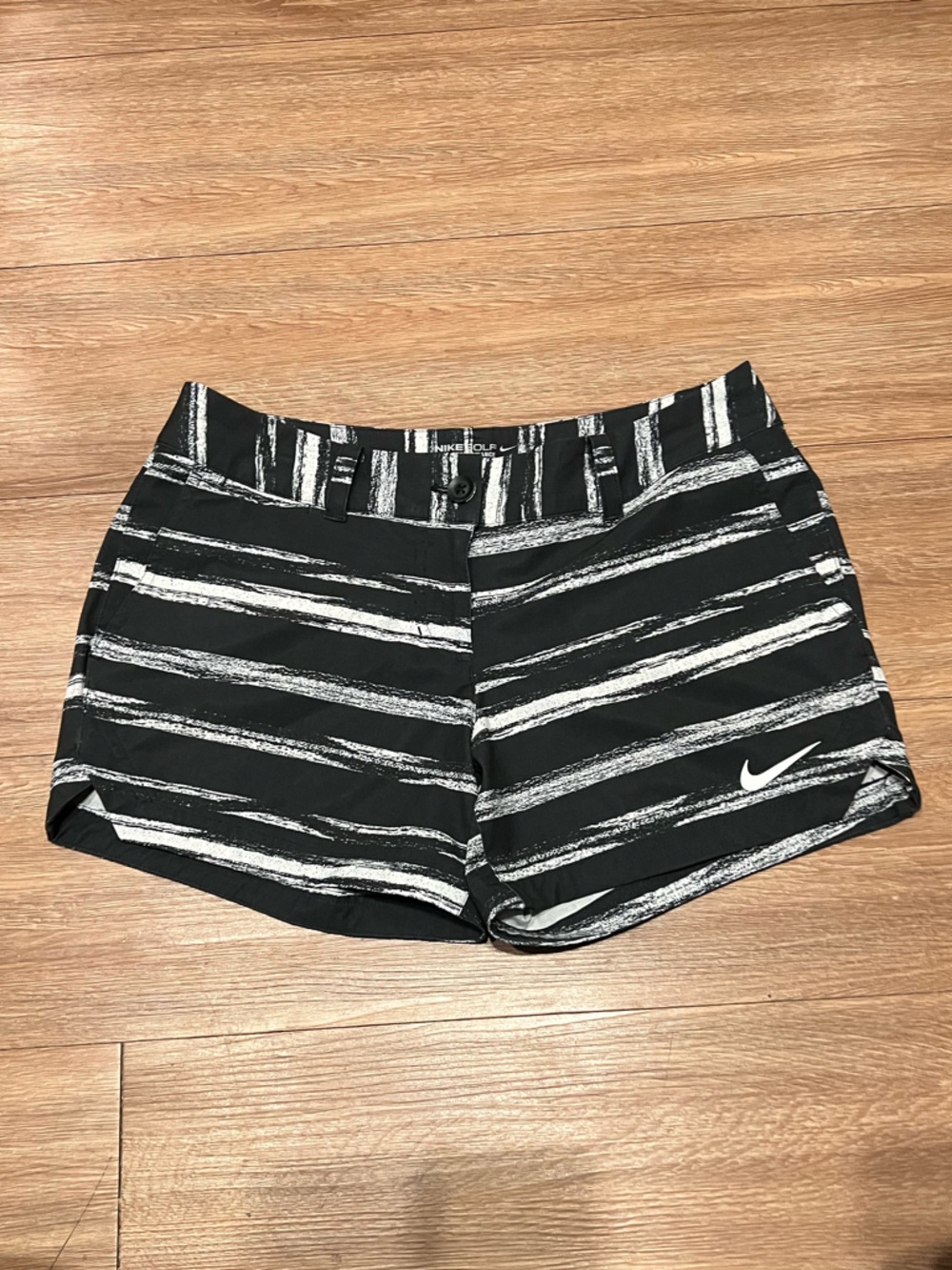 GREAT CONDITION Nike Black and White Brushstroke Golf Shorts Size 6